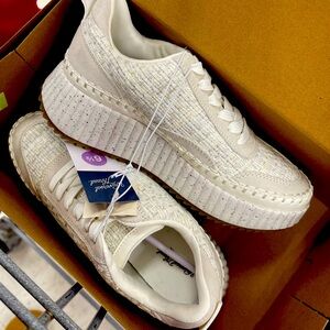 Platform tennis shoes from target. Worn once. 
They’re to big for me.